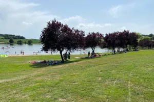 Plan d'eau de Servant — vue 1, activité à Servant (Puy-de-Dôme)