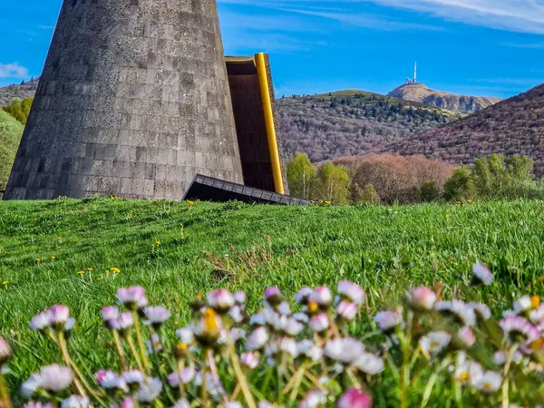 Vulcania, activité à Saint-Ours-les-Roches — Puy-de-Dôme